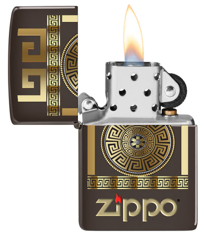 Vue de face du briquet tempête Zippo Greek Key Design ouvert, avec flamme