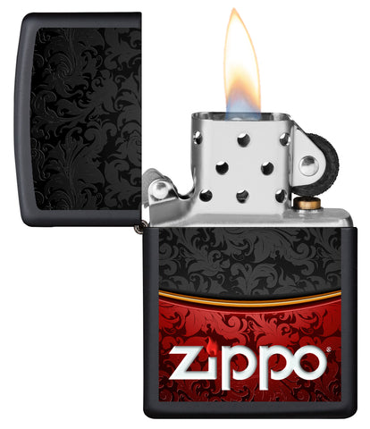 Vue de face du briquet tempête Zippo Red Black Design ouvert, avec flamme