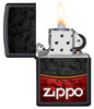 Vue de face du briquet tempête Zippo Red Black Design ouvert, avec flamme