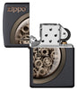 Briquet Zippo  vue de face ouverte sans flamme  illustration en couleur qui montre un horloge a engrenages mobiles en métal