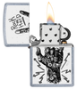 Vue de face du briquet tempête Zippo Rock Hand Design ouvert, avec flamme