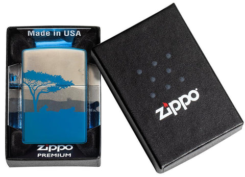Vue de face briquet Zippo bleu haute brillance steppe dans une boîte cadeau ouverte