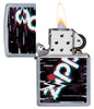 Briquet Zippo street chrome avec logo Zippo multicolore, ouvert avec flamme