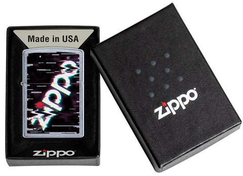 Briquet Zippo street chrome avec logo Zippo multicolore dans une boîte cadeau ouverte