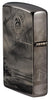 Vue de côté briquet Zippo avec logo de la Collection Anne Stokes