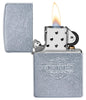 Vue de face briquet Zippo chromé avec logo Harley-Davidson, ouvert avec flamme