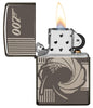 Vue de face briquet Zippo gris brillant James Bond 007, ouvert avec flamme