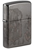 Vue de face 3/4 briquet Zippo noir haute brillance avec motif de l'artiste Spazuk