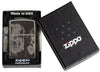Vue de face briquet Zippo noir haute brillance avec motif de l'artiste Spazuk, dans une boîte cadeau ouverte
