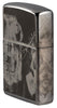 Vue de côté briquet Zippo noir haute brillance avec motif de l'artiste Spazuk