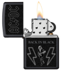 Vue de face du briquet tempête Zippo AC/DC® ouvert, avec flamme