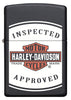 Vue de face briquet Zippo noir mat avec logo Harley Davidson et lettrage Inspected Approved