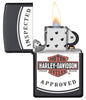 Vue de face briquet Zippo noir mat avec logo Harley Davidson et lettrage Inspected Approved, ouvert avec flamme