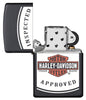 Vue de face briquet Zippo noir mat avec logo Harley Davidson et lettrage Inspected Approved, ouvert