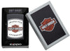 Vue de face briquet Zippo noir mat avec logo Harley Davidson et lettrage Inspected Approved dans une boîte cadeau Zippo ouverte 