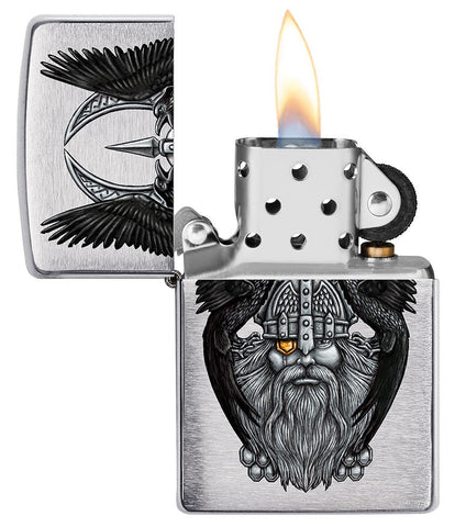 Vue de face 3/4 briquet Zippo chrome brossé avec tête d'Odin, père des dieux, ouvert avec flamme