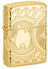 Briquet Zippo Vue de face ¾ Angle Monnaie Design représentant la flamme Zippo sur une pièce de monnaie avec des arcs de cercles en gravure profonde.