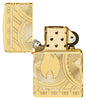 Briquet Zippo Vue de face représentant la flamme Zippo sur une pièce de monnaie avec des arcs de cercles en gravure profonde Ouvert et non allumé