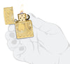 Briquet Zippo vue de face ouvert et allumé représentant la flamme Zippo sur une pièce de monnaie avec des arcs de cercles en gravure profonde Ouvert et allumé en main stylisée