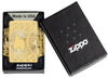 Briquet coupe-vent Monnaie Design dans son emballage noir haut de gamme montrant la flamme Zippo sur une pièce de monnaie avec des arcs de cercles en gravure profonde