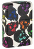 Briquet Zippo 540°  vue de face ¾ angle Crânes Design avec quelques crânes multicolores qui brillent dans la nuit.