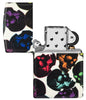 Briquet Zippo 540° vue de face Skulls Design avec quelques crânes multicolores brillant dans la nuit ouvert et non allumé