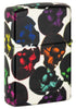 Briquet Zippo 540° vue de l'arrière ¾ angle Skulls Design avec quelques têtes de mort multicolores qui brillent dans la nuit.