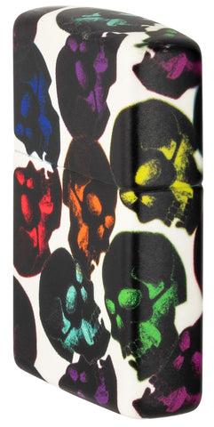 Briquet Zippo 540° vue de face ¾ d'angle Skulls Design avec quelques têtes de mort multicolores qui brillent dans la nuit.