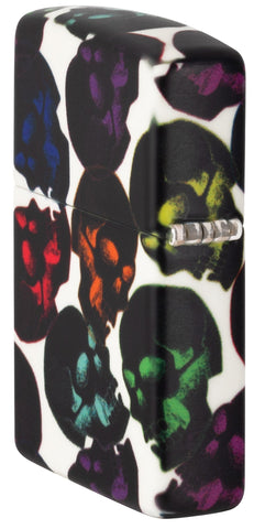 Briquet Zippo 540° vue de côté  ¾ angle Skulls Design avec quelques têtes de mort multicolores qui brillent dans la nuit.