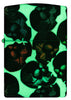 Briquet Zippo 540°  Vue de face du design des crânes avec des crânes multicolores qui brillent dans la nuit.