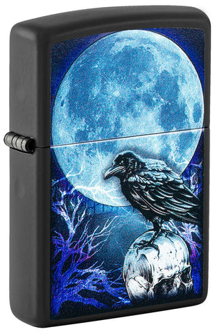 Briquet Zippo ¾ angle vue de côté  fait de métal, avec une illustration en couleur qui montre l'impression d'un corbeau noir au clair de lune sur un crâne sur fond noir mat