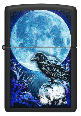 Briquet Zippo  vue de face fait de métal, avec une illustration en couleur qui montre l'impression d'un corbeau noir au clair de lune sur un crâne sur fond noir mat