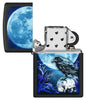 Briquet Zippo vue de face ouvert fait de métal, avec une illustration en couleur qui montre l'impression d'un corbeau noir au clair de lune sur un crâne sur fond noir mat.