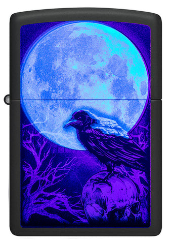 Briquet Zippo vue de face lumière noire avec impression d'un corbeau noir au clair de lune sur un crâne sur fond noir mat