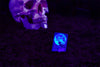 Briquet Zippo vue de face lumière noire avec impression d'un corbeau noir au clair de lune sur un crâne sur fond noir mat