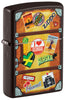 Briquet Zippo Vue de face ¾ Angle marron représentant une valise avec des autocollants de villes différentes collés dessus comme Paris, Hawaii, Barcelone, New York.