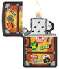 Briquet Zippo Vue de face marron représentant une valise avec des autocollants de différentes villes collés dessus tels que Paris, Hawaii, Barcelone, New York ouvert et allumé