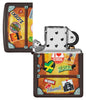 Briquet Zippo Vue de face marron représentant une valise avec des autocollants de différentes villes collés dessus tels que Paris, Hawaii, Barcelone, New York ouvert et non allumé