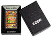 Briquet Zippo représentant une valise avec des autocollants de différentes villes collés dessus tels que Paris, Hawaï, Barcelone, New York dans sa boîte cadeau.