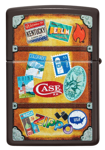Briquet Zippo vue arrière marron représentant une valise avec des autocollants de différentes villes collés dessus tels que Paris, Hawaï, Barcelone, New York.