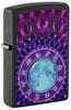 Briquet Zippo ¾ angle vue de côté et fait de métal, avec une illustration en couleur qui montre une roue des douze signes astrologiques du zodiaque