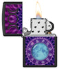 Briquet Zippo vue de face ouvert et allumé et fait de métal, avec une illustration en couleur qui montre une roue des douze signes astrologiques du zodiaque