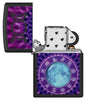 Briquet Zippo vue de face ouvert et fait de métal, avec une illustration en couleur qui montre une roue des douze signes astrologiques du zodiaque