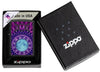 Briquet Zippo vue de face dans le coffret cadeau et fait de métal, avec une illustration en couleur qui montre une roue des douze signes astrologiques du zodiaque