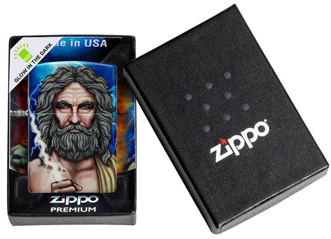 Briquet Zippo, (Vue de face dans la boite cadeau), avec l'illustration en couleur qui montre Zeus le maître des dieux et de l'univers Dieu du ciel