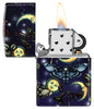 Briquet Zippo, (Vue de face, ouvert, allumé et fait de métal), avec une illustration en couleur qui montre un soleil médiéval magique, la lune et dizaines de papillons.