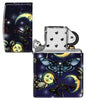Briquet Zippo, (Vue de face, ouvert et fait de métal), avec une illustration en couleur qui montre un soleil médiéval magique, la lune et dizaines de papillons.