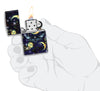 Briquet Zippo, (Vue de face ouvert, allumé et fait de métal), avec une illustration en couleur qui montre un soleil médiéval magique, la lune et dizaines de papillons.