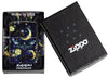 Briquet Zippo, (Vue de face dans le coffret cadeau et fait de métal), avec une illustration en couleur qui montre un soleil médiéval magique, la lune et dizaines de papillons.