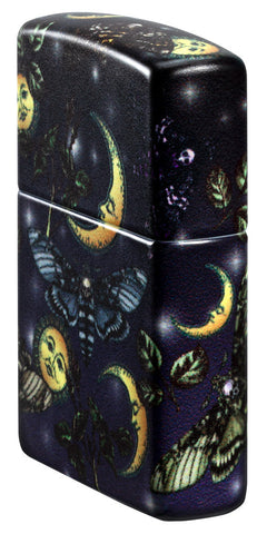 Briquet Zippo, (¾ Angle; Vue de face et fait de métal), avec une illustration en couleur qui montre un soleil médiéval magique, la lune et dizaines de papillons.